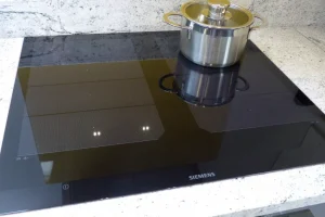 004-1920w seimens induction cooker on top of white quartz worktops