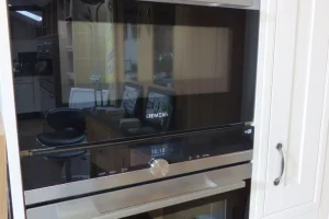 005-cc478fb3-1920w Siemens oven fitted between white cabinets