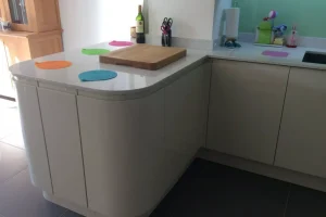 45 L-shaped kitchen counter with white worktops and cabinets