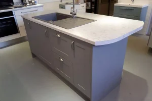 76 Free standing kitchen sink with cabinets and drawers